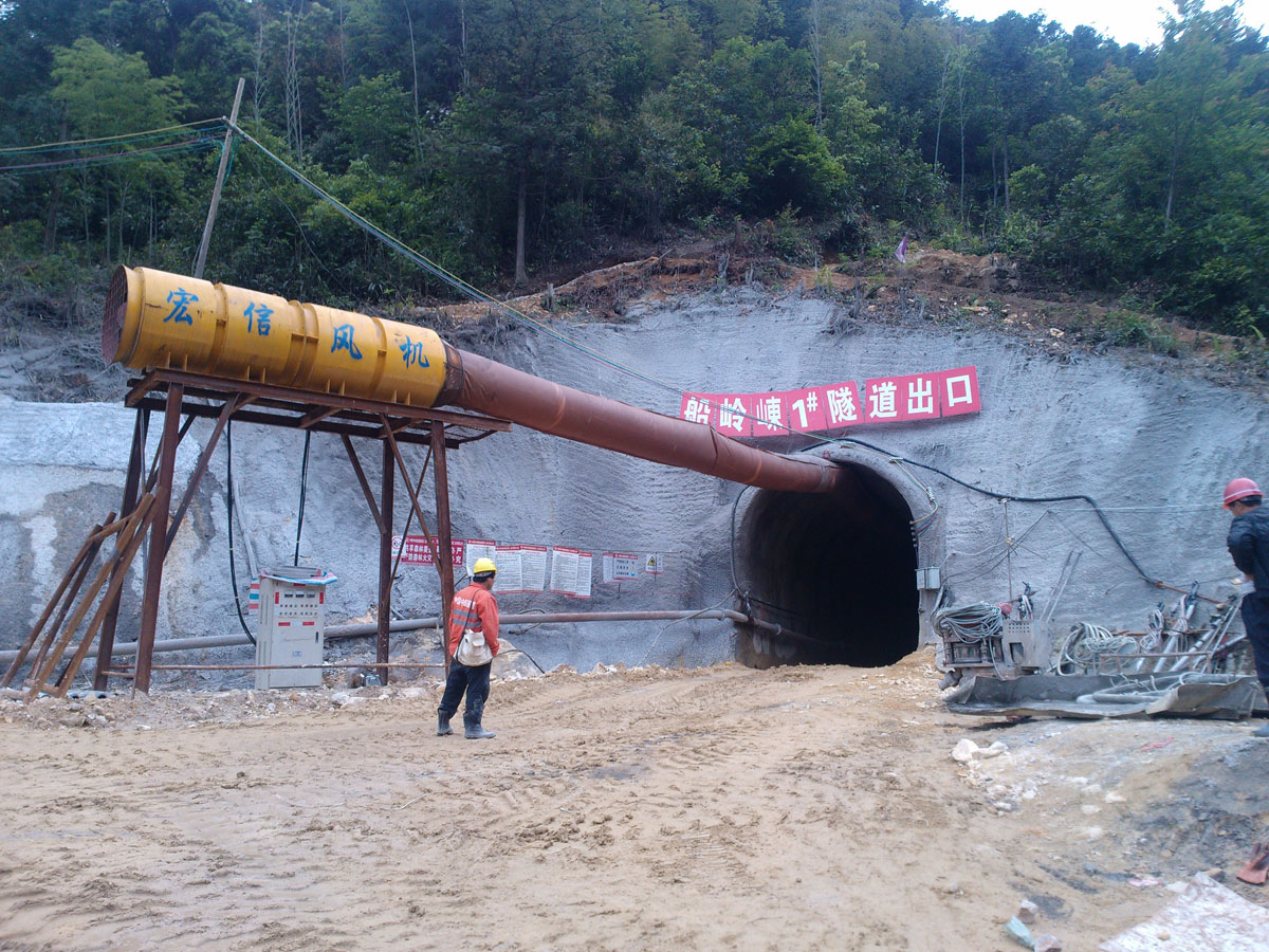 中鐵十一局南三龍高鐵隧道1.jpg